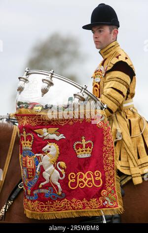 Drum Shire Horse Apollo bei der Royal Windsor Horse Show 2023, Aufführung mit den Household Cavalry, Blues und Royals Stockfoto