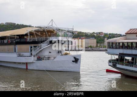 Budapest, Ungarn - 16. April 2023 budapests Juwel, das die donau, Schiffe und Touristenattraktionen in ungarns Hauptstadt erkundet. Stockfoto