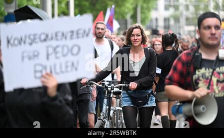 Leipzig, Deutschland. 05. Juni 2023. Juliane Nagel, Mitglied des landesparlaments der Linken in Sachsen, nimmt an einer Demonstration in Leipzig Teil. Unter dem Motto "Grundrechte gelten auch in Leipzig" protestieren die Teilnehmer gegen die Einschränkung der Versammlungsfreiheit rund um den "Tag X" am Samstag (03,06.). Seit langem mobilisiert sich die linke Szene für den sogenannten „Tag X“. Das Oberlandesgericht Dresden hatte die Studentin Lina E. zu fünf Jahren und drei Monaten Haft verurteilt. Kredit: Hendrik Schmidt/dpa/Alamy Live News Stockfoto