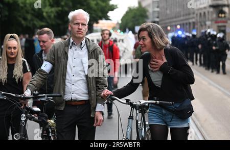 Leipzig, Deutschland. 05. Juni 2023. Jürgen Kasek (Grüne) und Juliane Nagel, Mitglied des landesparlaments der Linken in Sachsen, sprechen bei einer Demonstration in Leipzig. Unter dem Motto "Grundrechte gelten auch in Leipzig" protestieren die Teilnehmer gegen die Einschränkung der Versammlungsfreiheit rund um den "Tag X" am Samstag (03,06.). Seit langem mobilisiert sich die linke Szene für den sogenannten „Tag X“. Das Oberlandesgericht Dresden hatte die Studentin Lina E. zu fünf Jahren und drei Monaten Haft verurteilt. Kredit: Hendrik Schmidt/dpa/Alamy Live News Stockfoto