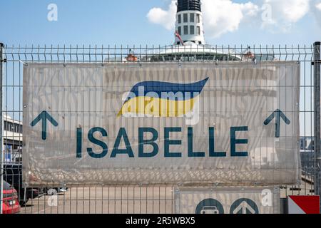 Schild mit Hinweis auf die festgemachte Kreuzfahrtfähre M/S Isabelle, die als vorübergehende Unterkunft für ukrainische Flüchtlinge im Hafen von Tallinn, Estland, fungiert Stockfoto