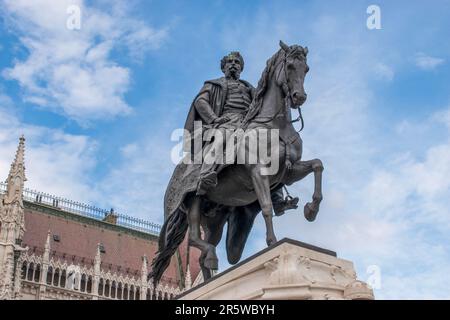 Budapest, Ungarn - 16. April 2023 monumentale Eleganz die Reiterstatue von gyula andrassy, die stolz am ungarischen parlamentsgebäude steht Stockfoto