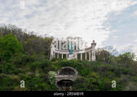 Budapest, Ungarn - 16. April 2023 natürliche und spirituelle Wunder der St. denkmal gerard von csanad (szent gellert) und wasserfall auf dem gellert-Hügel in Perfe Stockfoto