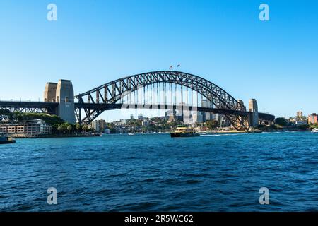 Sydney Harbour Bridge, mit den Wolkenkratzern von Nord-Sydney im Hintergrund, New South Wales, Australien Stockfoto