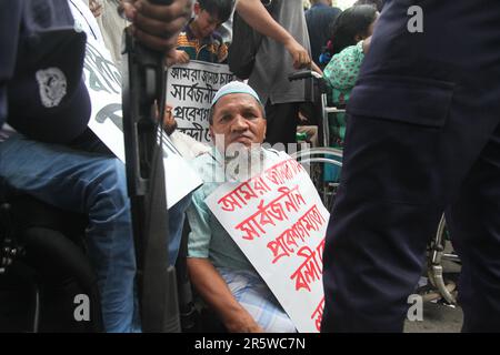 Dhaka Bangladesch 04may2023, körperbehinderte Bühnendemonstration in Shahbagh in der Stadt am Sonntag Presse für ihre 11 Punkte Forderung einschließlich und Increre Stockfoto