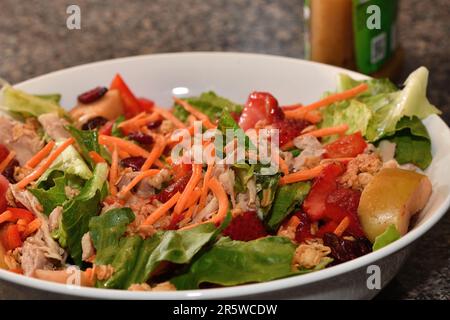 Ein frisch zubereiteter Salat mit Gemüse und Obst. Stockfoto