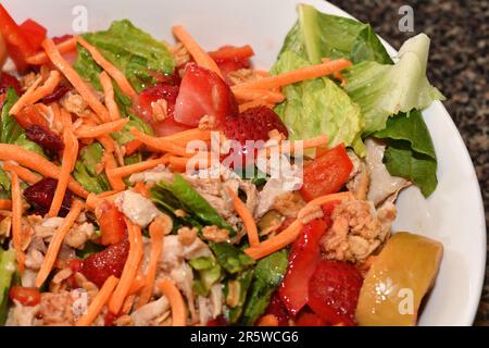 Ein frisch zubereiteter Salat mit Gemüse und Obst. Stockfoto