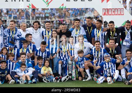 Lissabon, Portugal. 04. Juni 2023. Lissabon, Portugal. Spieler, Mitarbeiter und Familie aus Porto, die das Finale des portugiesischen Pokals Braga gegen Porto Credit gewonnen haben: Alexandre de Sousa/Alamy Live News Stockfoto