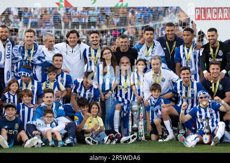 Lissabon, Portugal. 04. Juni 2023. Lissabon, Portugal. Spieler, Mitarbeiter und Familie aus Porto, die das Finale des portugiesischen Pokals Braga gegen Porto Credit gewonnen haben: Alexandre de Sousa/Alamy Live News Stockfoto