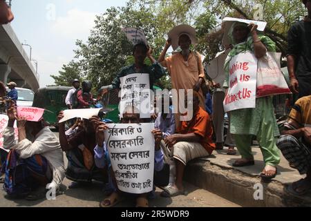 Dhaka Bangladesch 04may2023, körperbehinderte Bühnendemonstration in Shahbagh in der Stadt am Sonntag Presse für ihre 11 Punkte Forderung einschließlich und Increre Stockfoto