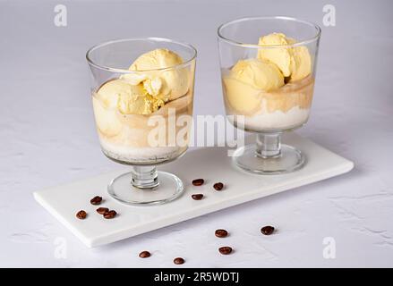 Lebensmittelfotografie von Dessert, Eiskaffee, Vanilleeis, Espresso, Barista, Cafeteria, vietnamesisch, traditionell, gefroren, americano Stockfoto