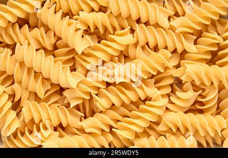 Leere Lebensmittelfotografie von Fusilli, Nudeln, Makkaroni, Durum, Weizen, Grieß, Spirale, roh, italienisch, traditionell, Vegetarisch, natürlich, Kohlenhydrate Stockfoto