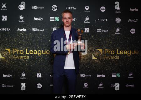 Brüssel, Belgien. 05. Juni 2023. Antwerpens Arthur Vermeeren posiert mit seiner Trophäe bei den Pro League Awards, die von der Pro League am Montag, den 05. Juni 2023 in Brüssel organisiert werden. BELGA PHOTO VIRGINIE LEFOUR Kredit: Belga News Agency/Alamy Live News Stockfoto