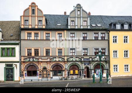 Historisches Theater im Gewolbe auf dem Marktplatz von Weimar in Deutschland Stockfoto