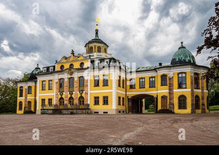 Schloss Belvedere in der Nähe von Weimar Thüringen ist eine elegante Sommerresidenz aus dem 18. Jahrhundert. Blick vom Schlosspark. Stockfoto