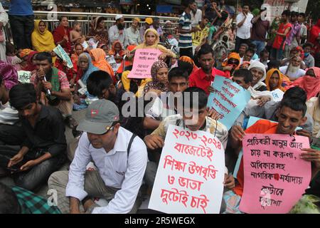 Dhaka Bangladesch 04may2023, körperbehinderte Bühnendemonstration in Shahbagh in der Stadt am Sonntag Presse für ihre 11 Punkte Forderung einschließlich und Increre Stockfoto