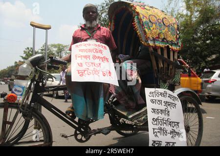 Dhaka Bangladesch 04may2023, körperbehinderte Bühnendemonstration in Shahbagh in der Stadt am Sonntag Presse für ihre 11 Punkte Forderung einschließlich und Increre Stockfoto