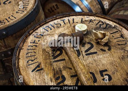 Hammer mit Whiskey-Fässern in der Ardbeg Distillery, Isle of Islay, Inner Hebrides, Schottland, Vereinigtes Königreich Stockfoto