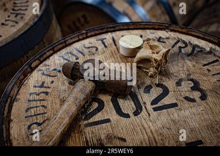 Hammer mit Whiskey-Fässern in der Ardbeg Distillery, Isle of Islay, Inner Hebrides, Schottland, Vereinigtes Königreich Stockfoto