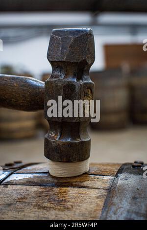 Hammer mit Whiskey-Fässern in der Ardbeg Distillery, Isle of Islay, Inner Hebrides, Schottland, Vereinigtes Königreich Stockfoto