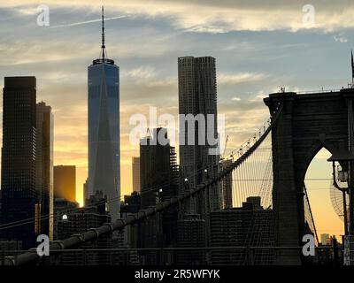 Panoramablick auf den Sonnenuntergang über der Brooklyn Bridge in New York, USA Stockfoto