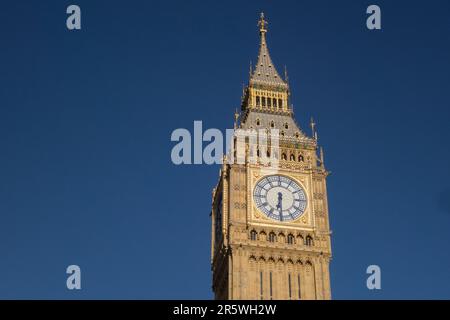 Das neu restaurierte Big Ben Uhrengesicht auf dem Elizabeth Tower am Houses of Parliament, Parliament Square, London, England, Großbritannien Stockfoto