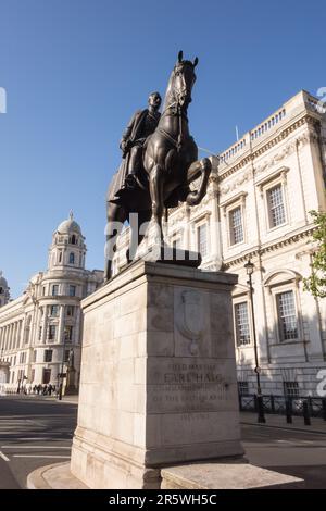 Alfred Frank Hardimans Reiterstatue des Feldmarschalls Earl Haig auf dem Pferderücken in Whitehall, London, England, Großbritannien Stockfoto