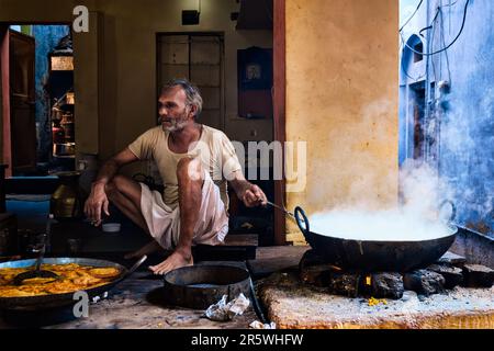 Street Food Stall Kochen Süßigkeiten in Indien Stockfoto