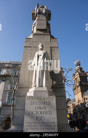 Statue von Edith Cavell, von George Frampton, St. Martin's Place, London, England, UK Stockfoto