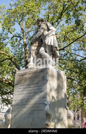 Eine aus dem 19. Jahrhundert stammende Statue von William Shakespeare, von Giovanni Fontana, am Leicester Square, London, England, UK Stockfoto