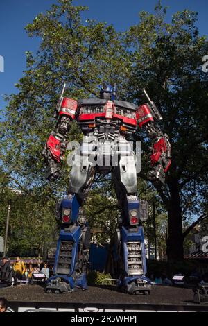 Optimus Prime in Transformers The Rise of the Beasts eine Filmpremiere von Paramount Pictures am Londoner Leicester Square, London, England, Großbritannien Stockfoto