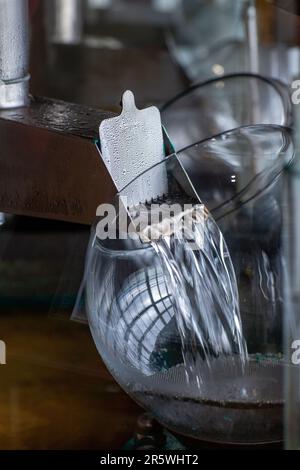 Ein Spirituosenbehälter oder ein Zwischenbehälter für Spirituosen ist ein geschlossenes Gerät, das zur Destillation von Scotch Whisky verwendet wird. Stockfoto