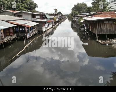 Bangkok, Thailand - August 22. 2010 : Slum auf Pfählen am Fluss. Stockfoto