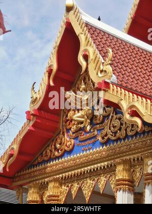 Bangkok, Thailand - August 22. 2010 : Fokus auf einem buddhisten Tempel in einem Slum, nahe dem Don Mueang Airport (DMG). Stockfoto