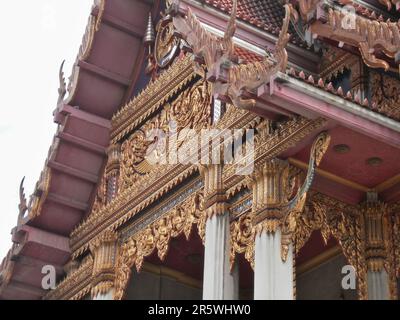 Bangkok, Thailand - August 22. 2010 : Fokus auf einem buddhisten Tempel in einem Slum, nahe dem Don Mueang Airport (DMG). Stockfoto