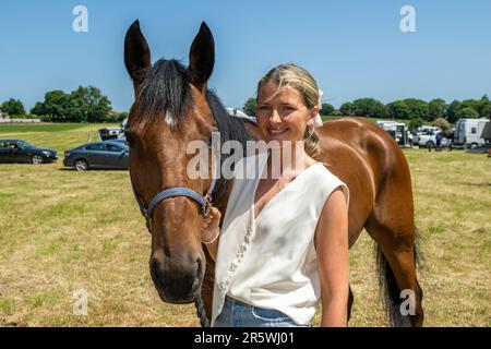 Lyre, West Cork, Irland. 5. Juni 2023. Die Irish Harness Racing Association (IHRA) veranstaltete in Lyre in der Nähe von Clonakilty über das Feiertagswochenende eine irische amerikanische Feier. Der Feiertag war der Abschlusstag mit einer 8-Dollar-Rennkarte und einer Menge Zuschauer. Auf der Veranstaltung war Charlie Flanagan aus Dublin mit ihrem Pferd „Biniou“. Kredit: AG News/Alamy Live News Stockfoto