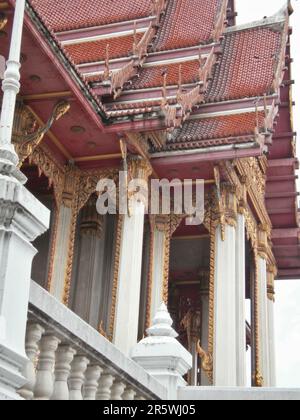 Bangkok, Thailand - August 22. 2010 : Fokus auf einem buddhisten Tempel in einem Slum, nahe dem Don Mueang Airport (DMG). Stockfoto