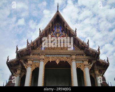 Bangkok, Thailand - August 22. 2010 : Fokus auf einem buddhisten Tempel in einem Slum, nahe dem Don Mueang Airport (DMG). Es ist ein sehr neues Gebäude. Stockfoto