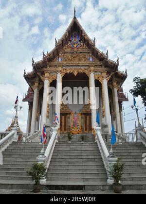 Bangkok, Thailand - August 22. 2010 : Fokus auf einem buddhisten Tempel in einem Slum, nahe dem Don Mueang Airport (DMG). Stockfoto