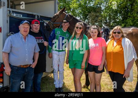 Lyre, West Cork, Irland. 5. Juni 2023. Die Irish Harness Racing Association (IHRA) veranstaltete in Lyre in der Nähe von Clonakilty über das Feiertagswochenende eine irische amerikanische Feier. Der Feiertag war der Abschlusstag mit einer 8-Dollar-Rennkarte und einer Menge Zuschauer. Auf der Veranstaltung waren James Hurley, Timmy O'Donovan, Jamie Hurley, Hannah Richardson und Rebecca und Kay Hurley mit ihrem Pferd „Irish Good Dream“. Kredit: AG News/Alamy Live News Stockfoto