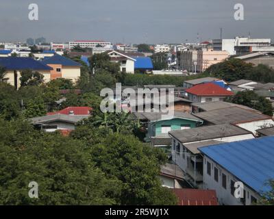 Bangkok, Thailand - August 22. 2010 : Slum auf Pfählen, am Fluss installiert. Sie werden von einer armen Bevölkerung bewohnt und sind erschöpft. Stockfoto