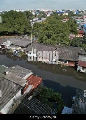 Bangkok, Thailand - August 22. 2010 : Slum auf Pfählen, am Fluss installiert. Sie werden von einer armen Bevölkerung bewohnt und sind erschöpft. Stockfoto