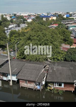 Bangkok, Thailand - August 22. 2010 : Slum auf Pfählen, am Fluss installiert. Sie werden von einer armen Bevölkerung bewohnt und sind erschöpft. Stockfoto