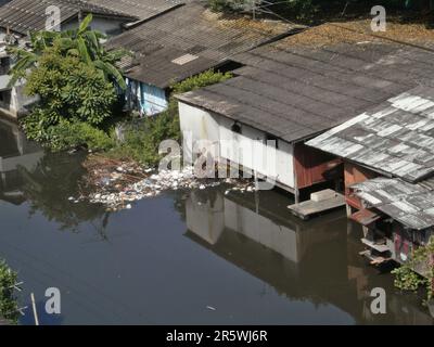 Bangkok, Thailand - August 22. 2010 : Slum auf Pfählen am Fluss. Sie sind unhygienisch und stellen ein Krankheitsrisiko dar. Stockfoto