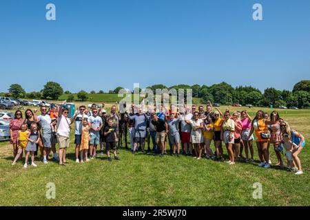 Lyre, West Cork, Irland. 5. Juni 2023. Die Irish Harness Racing Association (IHRA) veranstaltete in Lyre in der Nähe von Clonakilty über das Feiertagswochenende eine irische amerikanische Feier. Der Feiertag war der Abschlusstag mit einer 8-Dollar-Rennkarte und einer Menge Zuschauer. Rennen 2 wurde von „Kenosha Comet“ gewonnen, der von Troy McAleer gefahren wurde. Kredit: AG News/Alamy Live News Stockfoto