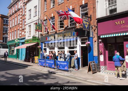 Tricolour und Union Jacks fliegen vor dem French House Pub auf der Dean Street, Soho, London, W1, England, UK Stockfoto