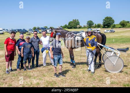 Lyre, West Cork, Irland. 5. Juni 2023. Die Irish Harness Racing Association (IHRA) veranstaltete in Lyre in der Nähe von Clonakilty über das Feiertagswochenende eine irische amerikanische Feier. Der Feiertag war der Abschlusstag mit einer 8-Dollar-Rennkarte und einer Menge Zuschauer. Das Rennen 3 wurde von „Iron Paddy“ gewonnen, dem Eigentümer und Fahrer von Rachel Stewart. Kredit: AG News/Alamy Live News Stockfoto
