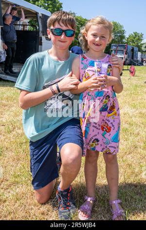 Lyre, West Cork, Irland. 5. Juni 2023. Die Irish Harness Racing Association (IHRA) veranstaltete in Lyre in der Nähe von Clonakilty über das Feiertagswochenende eine irische amerikanische Feier. Der Feiertag war der Abschlusstag mit einer 8-Dollar-Rennkarte und einer Menge Zuschauer. Benjamin und Charlotte O'Donovan-Bachelet aus Knockskeagh genossen den Wettkampftag. Kredit: AG News/Alamy Live News Stockfoto