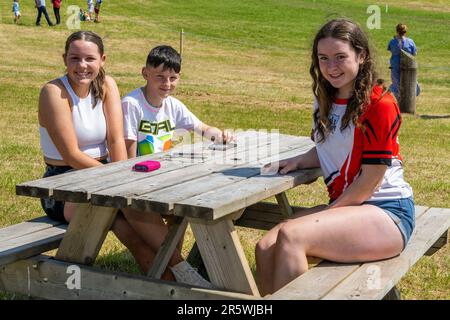 Lyre, West Cork, Irland. 5. Juni 2023. Die Irish Harness Racing Association (IHRA) veranstaltete in Lyre in der Nähe von Clonakilty über das Feiertagswochenende eine irische amerikanische Feier. Der Feiertag war der Abschlusstag mit einer 8-Dollar-Rennkarte und einer Menge Zuschauer. Aine O'Donnell und Josh und Tara O'Farrell aus Dunmanway genossen den Wettkampftag. Kredit: AG News/Alamy Live News Stockfoto