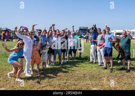 Lyre, West Cork, Irland. 5. Juni 2023. Die Irish Harness Racing Association (IHRA) veranstaltete in Lyre in der Nähe von Clonakilty über das Feiertagswochenende eine irische amerikanische Feier. Der Feiertag war der Abschlusstag mit einer 8-Dollar-Rennkarte und einer Menge Zuschauer. Rennen 5 wurde von „Fina Mix“ gewonnen, der von Oisin Quill gefahren wurde. Kredit: AG News/Alamy Live News Stockfoto